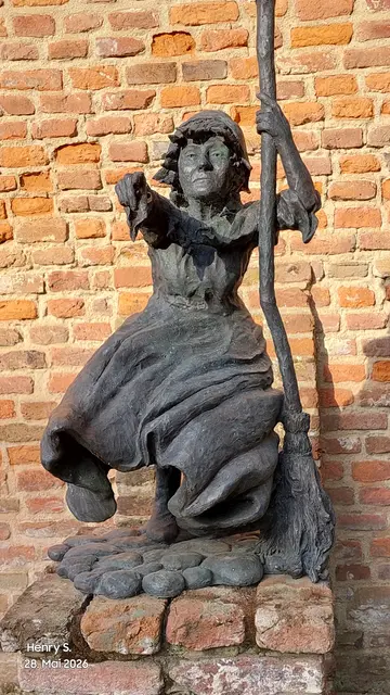 Hallöle, Das ist die Hexe Mechtheld ten Ham
Brachte viel Unheil und wurde darum am 25 Juli 1605 lebendig
auf den Scheiterhaufen verbrannt. 