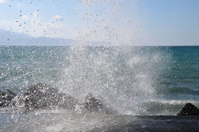 Die Wellen brechen sich an Felsen im Hafen von Heraklion