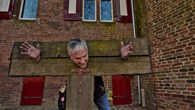 Abgestraft ;-)
So ergeht es denen die unerlaubt in der Burg überall 
dran und drin sein wollen ;-)) ! Man gut das man nicht härter bestraft hat indem man mir Honig in den Bart geschmiert hat ;-))
Beste Grüße, wünsche euch hiermit schon mal ein schönes Wochenende.
L.G. Henry