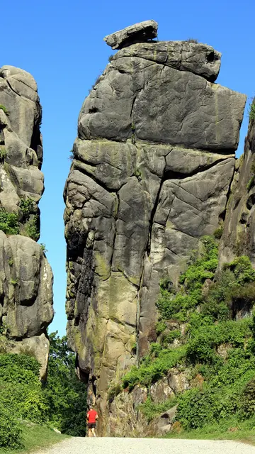 Der sogenannte "Wackelstein" befindet sich auf dem Wackelsteinfelsen (Felsen 4) der Externsteine in Horn-Bad Meinberg. Entgegen alten Sagen wackelt der markante Block auf dem Gipfel nicht mehr: Er ist aus Sicherheitsgründen fest mit Metallbändern verzurrt und der Fuß wurde einbetoniert, weshalb dieser Felsturm auch nicht begehbar ist. | Foto: Volkmar Brockhaus