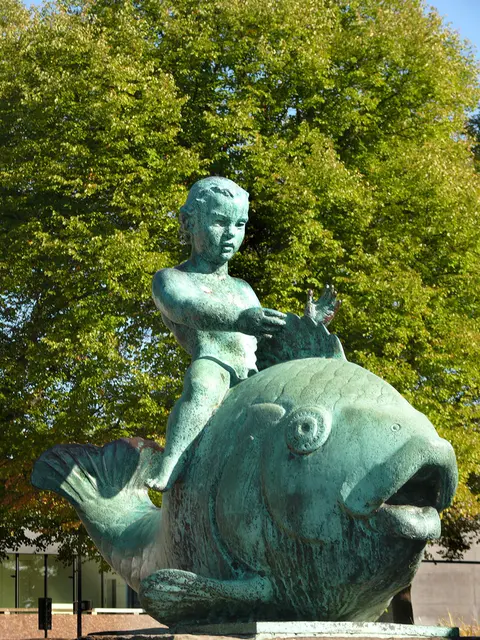 Die Bronzeskulptur namens "Fischreiter" oder "Putte auf dem Fisch" wurde 1936 von Hermann Scheuernstuhl geschaffen