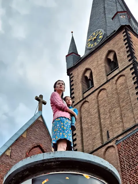 DÜSSELDORF *DIE FREMDE* SKULPTUR CHRISTOPH PÖGGELER