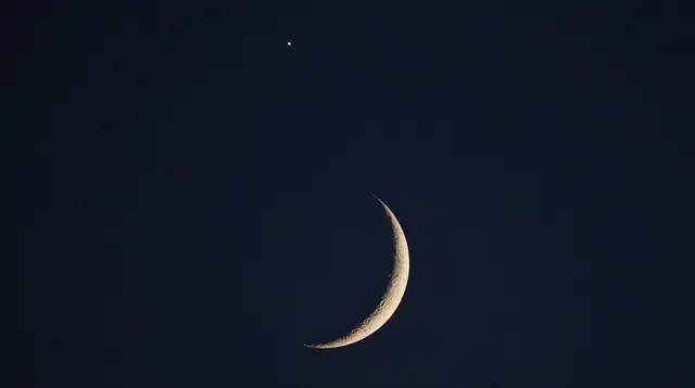 Das war gestern ein besonderes Himmelsschauspiel. Am Abendhimmel strahlte die Venus extrem hell und leuchtete direkt neben der feinen, zunehmenden Mondsichel. Dieses Phänomen wird in der Astronomie als Konjunktion bezeichnet.  | Foto: Volkmar Brockhaus
