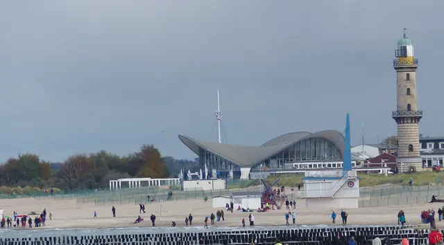 Teepott (https://de.wikipedia.org/wiki/Teepott_Warnem%C3%BCnde) und der Leuchtturm von Warnemünde | Foto: N. Käse