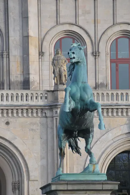 Das Niedersachsenroß vor dem Welfenschloss (Universität)