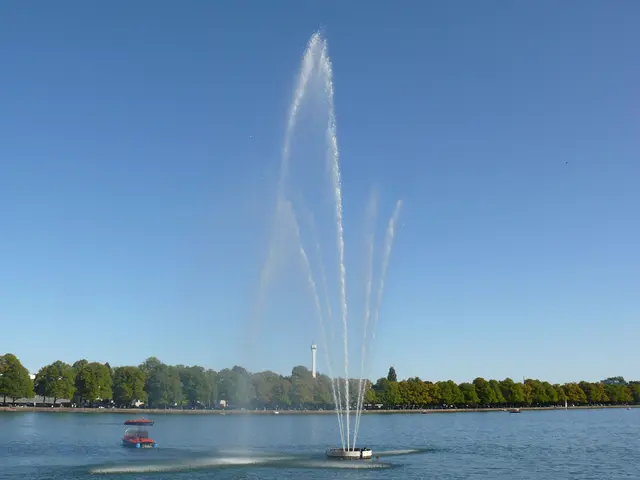 Bie diesem Wetter fährt man auch gern mit dem Tretboot einmal näher an die Fontäne heran.