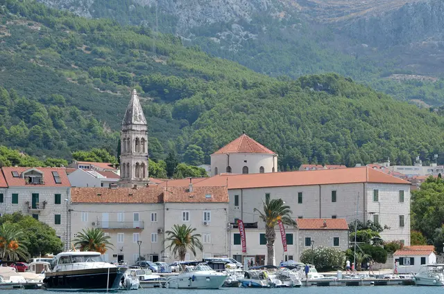 Makarska ist eine Hafenstadt an der dalmatischen Küste Kroatiens