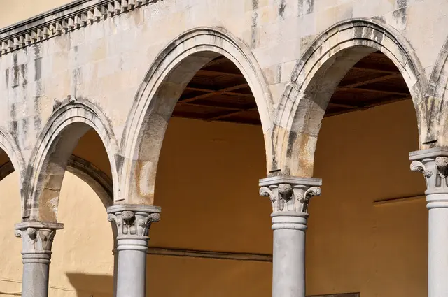 Das Bauwerk ist ein bedeutendes Beispiel venezianischer Architektur aus dem Jahr 1239.