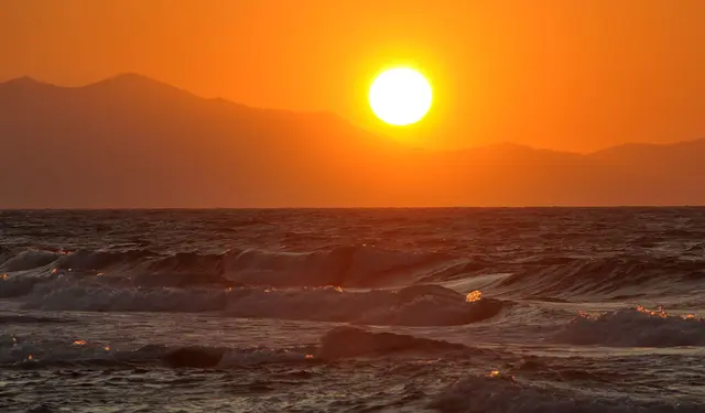 Auch das Meer wird rot gefärbt