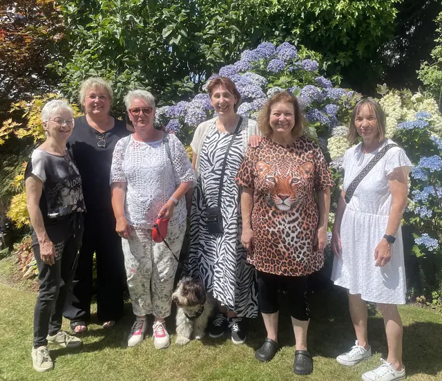 Heute bei Anja Schmitz im Garten!

🪴 

Offene Gartenpforte und ein Wiedersehen nach langer Zeit! Alles war perfekt! Danke Anja für die schönen Stunden in deinem Garten und lieben Gruß an deine MÄNNER, die dich gut unterstützt haben!

Es war wirklich schön bei dir und ich hoffe, ich schaffe die Woche noch einen Beitrag zu schreiben, damit alle sehen, was wir gesehen haben… naja, dieses Mal habe ich gar nicht so viele Bilder gemacht. Bin irgendwie Hitze geschädigt. 😜😎

Dankeschön 🥰


