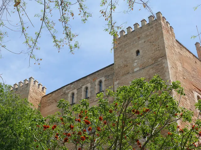 Die Architektur stammt aus dem 14. Jahrhundert; die Burg geht aber auf eine maurische Festung aus dem 10. Jahrhundert zurück..