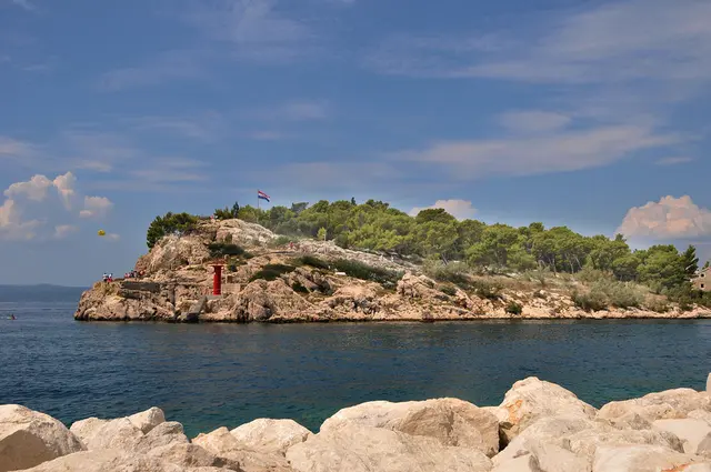 Die Halbinsel Sveti Petar (Heiliger Peter) am Hafen von Makarska