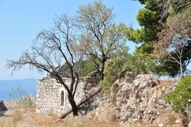 verfallenes Haus an der Küste von Igrane