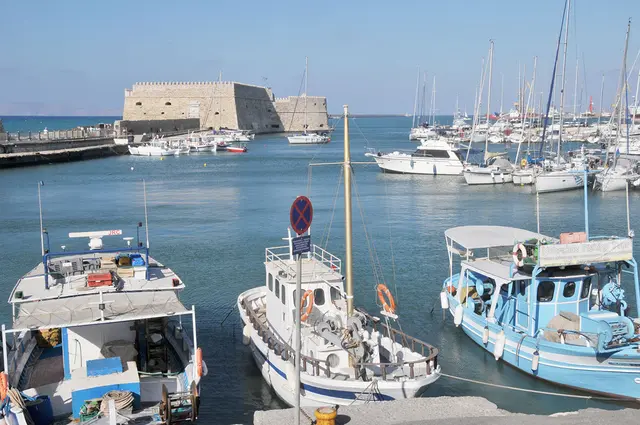 Im Hafen von Heraklion, im Hintergrund die alte Festung