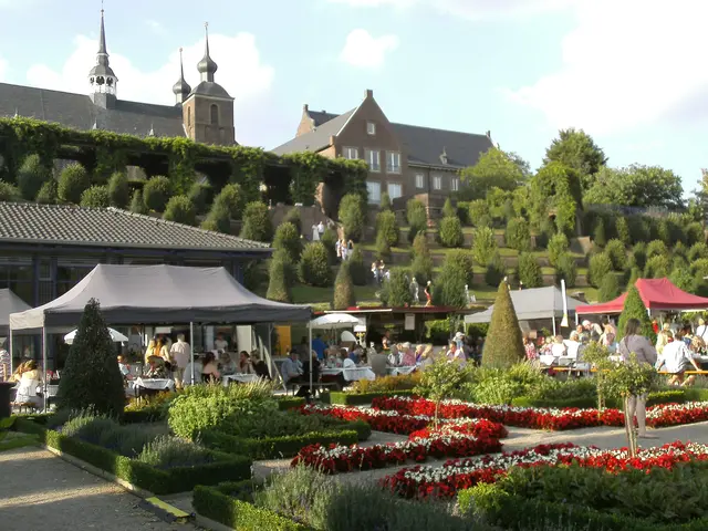 Zum vierten Mal findet im Terrassengarten von Kloster Kamp, vom 17. bis 19. Juli 2026, das Weinfest für alle Bürger statt. 
Bei bestem Wetter, bester Musik und bestem Wein, startete das freudige Fest am Freitag für alle Freunde des Weins. 
Die angereisten Winzer und diverse Kulinarixe versorgten die reichlich erschienenen Besucher. 
Man traf Freunde und klönte. 
    