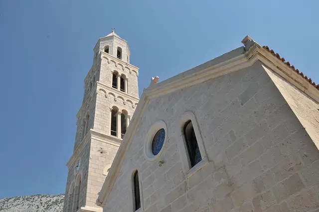 Die Kirche Unserer Lieben Frau vom Rosenkranz in Igrane, Kroatien. Das heutige Kirchengebäude stammt aus dem Jahr 1752, der Glockenturm kam allerdings erst in den Jahren 1923 bis 1925 dazu.