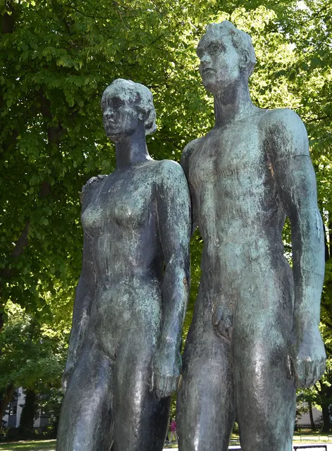 Bronzeskulptur „Menschenpaar“ von Georg Kolbe, 1939 am Maschsee aufgestellt.