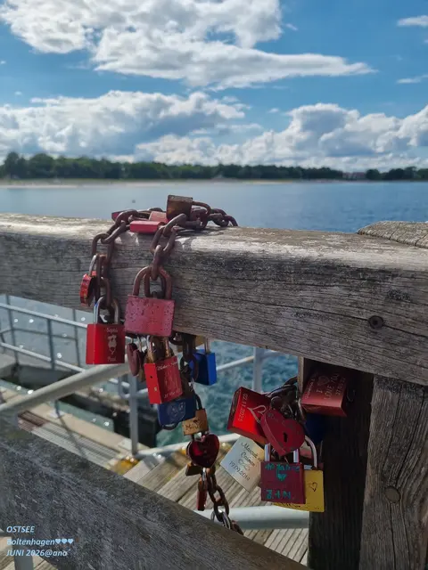 NEIN, ... ich kette niemanden an....♥
Schon gar nicht die, die ich liebe♥

Ich habe nicht viel übrig, für diesen
 "neumodischen Brauch",
 LIEBESSCHLÖSSER überall zu hinterlassen, 
um aller Welt zu zeigen, DASS man mit wie wem auch immer auch-so ENG-verbandelt´...ähhh, verkettet ist!!!
NICHT meins´...
absolut nicht!
Liebe gehört nicht angekettet!
Nicht weg-gesperrt, ein-gesperrt, 
nicht verschlossen und verriegelt!

ABER, eines gebe ich zu, ...
diese miteinander verketteten verschiedenen, bunten Herzen♥
geben IMMERHIN n´ oft ganz nettes
FOTO.MOTIV ab!

grinZ´

Juni 2026(Ostsee)@AnastasiA

