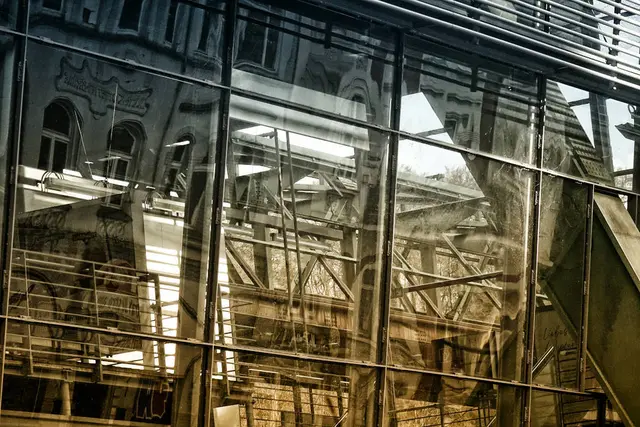 Fotografie. Fotografiert in Foto Technik scharf / unscharf von einer Spiegelung in einem Fenster. | Foto: Jörg Schubert - #schubertj73