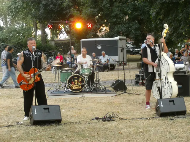 Im Stephanswäldchen zu Kamp-Lintfort rockten am letzten Samstag, bei bestem Sommerwetter, "The Strike Kings" ihr schmissiges Repertoire ab. 
Ehrlicher, gradliniger und schnörkelloser Rock 'n Roll und Rockabilly über eine Schießbude, Kontrabassrupfmaschine, kreischende Gitarre und Gesang.
Es wurden alte Rhythmen vor großer Kulisse wiederbelebt und so mancher Besucher auch. 
Klasse! 

Vor zwei Wochen, gleicher Ort und Wetter:
"Granufunk" - die Partyband der Extraklasse gegen Tanzschwäche, spielte Funk! 
Fünf Mann, treibende Bässe, Spitze Töne aus Kehlen und Instrumenten und Rhythmuswechsel sorgten für all das, was man vom  Funk erwartet. 
Nicht nur klasse, auch sehr funky, funky!

