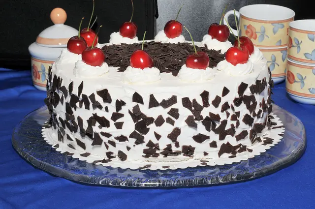 Es ist so heiß, daher schnell die Torte im Internet hochgeladen, damit die Sahne nicht zerfließt.