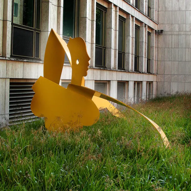 Diese gelbe Metallskulptur trägt den Namen „Summer“ und wurde 2002 von dem Künstler Allen Jones geschaffen. Sie liegt etwas versteckt am Georgsplatz
