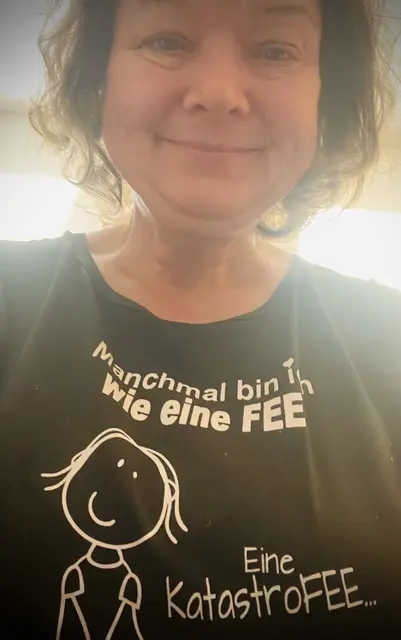 Kleines Lebenszeichen von der Bruni… 😎🤩🙃😜😇😘❤️

Momentan bin ich im Haus am renovieren und aufräumen und zwischendurch vor meinem Haus und im Innenhof.

Darum bin ich hier derzeit leider so gut wie gar nicht. Das wird sich aber sicher ändern. Und Mitte August bin ich noch mal eine Woche an der Ostsee. Da werde ich sicher etwas von mir verlauten lassen und euch Bericht erstatten.

Ich hoffe, ihr kommt trotz allem (wegen der Hitze) gut durch den Sommer.

Ganz lieben Gruß zu euch allen aus Düsseldorf ❤️😍☀️🌴