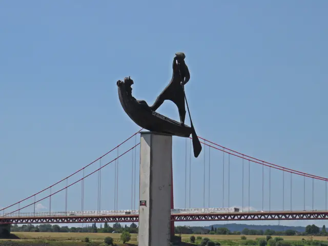Skulptur  Fährmann von Dieter von Levetzow, Rheinpromenade in Emmerich am Rhein | Foto: GvMeegen