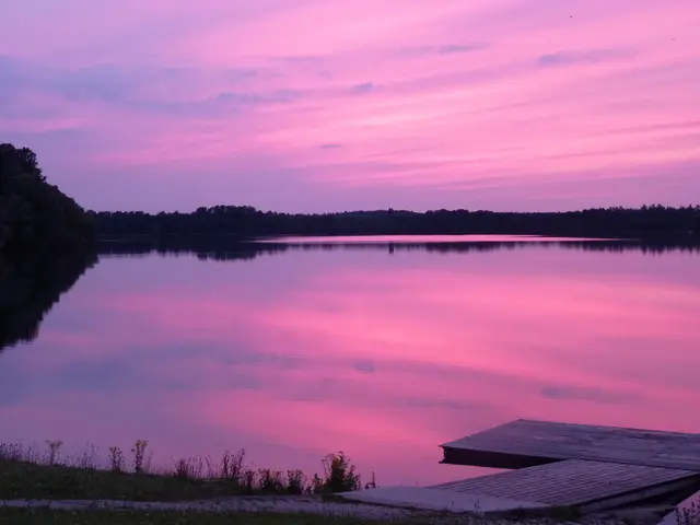 
SonnenUntergang am AueSee Wesel
(nicht bearbeitet 😉)