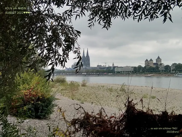 ...auch vor vier Jahren,
im AUGUST 2022, fuhr der RHEIN in KÖLN ...
leider Niedrigwasser!
Es war ein zum Teil sonniger, warmer bis 
heißer SOMMER!

Ein Ausflug mit ÖPNV
nach K Ö L N !
Spazieren, flanieren, gucken, ...
Eiscafé schlürfen, GONDEL fahren,
über den Rhein schippern´
Lachen, Quatsch machen, 
am Dom und am Rhein "picknicken"
Beobachten, lecker essen.... uns so weiter 
und sofort
Erinnerungen ...
an einen gelungenen TAG!♥ 

...da, ... zu Zweit
in der RHEIN-Stadt
KÖLN im August 2022....

SMILE

202@AnastasiA

