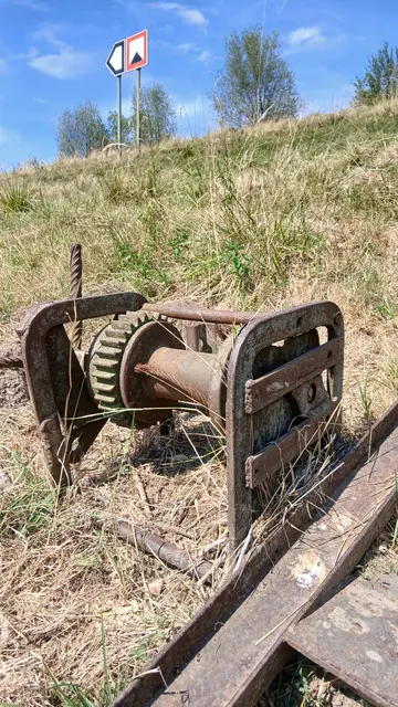 Alte rostige Seilwinde. 
Standort: Damm am Wendebecken Walsum, am Ende des Nordhafens Duisburg Walsum.
Sachstand: 02.08.2026 | Foto: Siegmund Walter, 02.08.2026, 15:30 Uhr