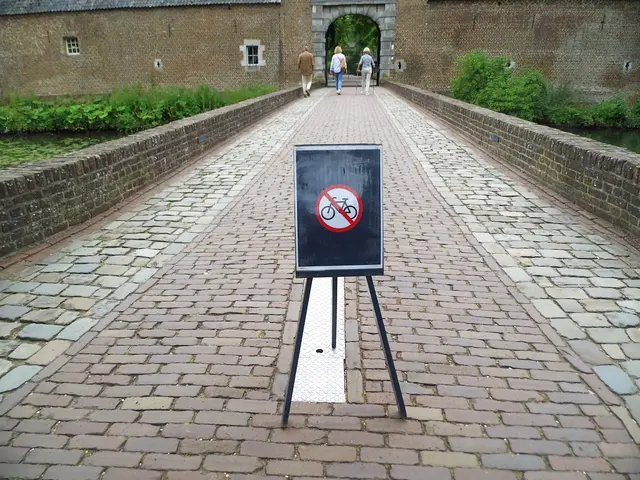Temporäres Verkehrsschild auf einem Pflasterweg, das eine Fahrradverbotszone kennzeichnet. | Foto: Siegmund Walter, 07.08.2026, 15:05 Uhr