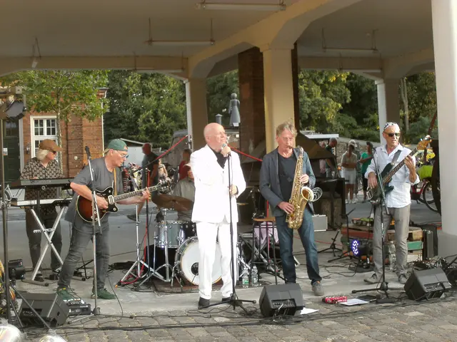 Am letzten Samstag groovte ein angerockter Funky-Blues durch den Schirrhof. Damals wären die hier abgestellten Zechenpferde wohl kirre geworden.
Doch für die vielen Zuhörer und mich, war es die total richtige Entscheidung, bei der letzten Konzertveranstaltung des Kultursommers von Kamp-Lintfort - "umsonst und draußen" - dabei zu sein!
"Blue Again" hieß die Band, die mit ihrem Groove und dem Eingrätschen ihrer Instrumente in andere Soli die Musik scharf und interessant machte und den Schirrhof rockte. 
Sänger mit Stimme, Ausstrahlung, Humor.
Das Publikum blieb bis zum Ende und erklatschte noch eine Zugabe.
Klasse Band, tolles Repertoire!
 