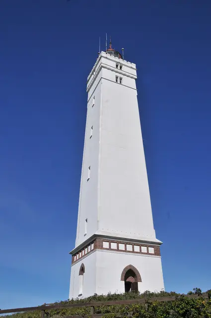 Es ist der westlichste Leuchtturm Dänemark. Er wurde 1900 erbaut und ist 39 Meter hoch. 170 Treppenstufen führen nach oben.