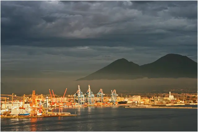 ...tauchen den Hafen von Neapel in ein goldenes Licht.