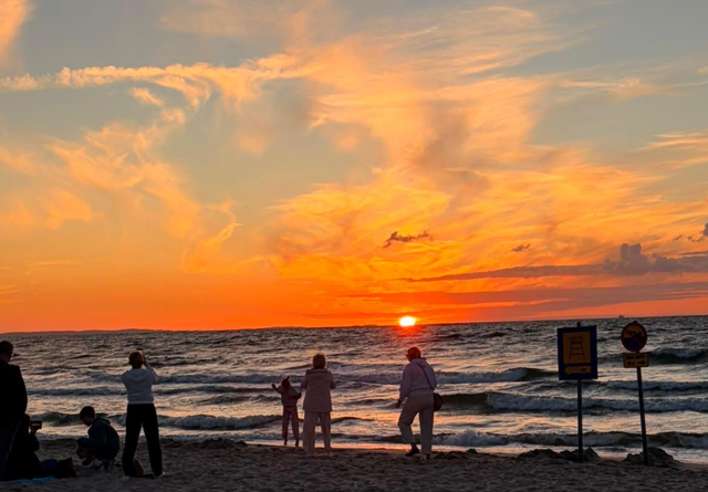 Dieses Foto von Marie entstand gestern Abend an der Ostsee. Auch ganz ohne Sonnenfinsternis hat der Himmel hier in fantastischen Farben geglüht! | Foto: Marie Paltian 