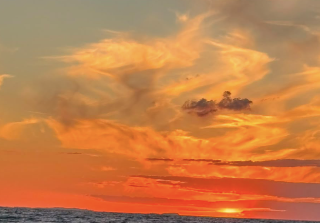 Goldener Abendhimmel über dem Wasser: Ein faszinierendes Naturschauspiel. | Foto: Marie Paltian 