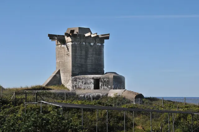 Der historische deutsche Radarbunker des Typs V174 (Funkmessgerät „Seeriese“ bzw. FuMO 214 / „Würzburg-Riese“) des Atlantikwalls in Blåvands Huk, Dänemark