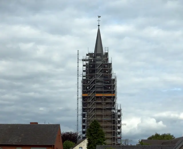 Kirchturm "St. Nikolaus Walbeck", im Spargeldorf Walbeck, einem Stadtteil von Geldern am Niederrhein.
Sachstand: 07.08.2026
Turm aus dem 14. Jahrhundert, datiert auf das Jahr 1432. 
Grund der Turmeinrüstung: Unbekannt
 | Foto: Siegmund Walter, 07.08.2026, 16:28 Uhr