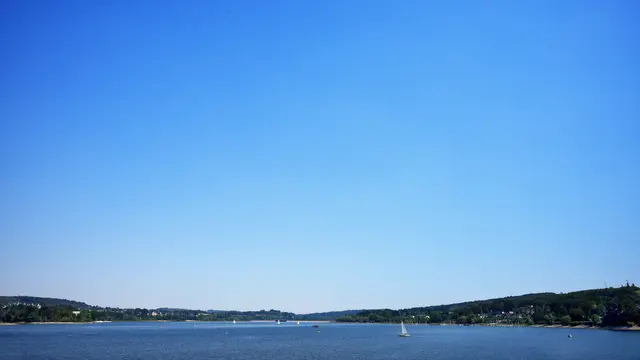 Am 14. August 2026 war es am Möhnesee bei Körbecke sehr heiß mit Höchstwerten von rund 32 °C bei viel Sonnenschein. Vom Deutschen Wetterdienst wurde für diesen Tag zudem eine Warnung vor Hitze- und starker Wärmebelastung ausgegeben. | Foto: Volkmar Brockhaus