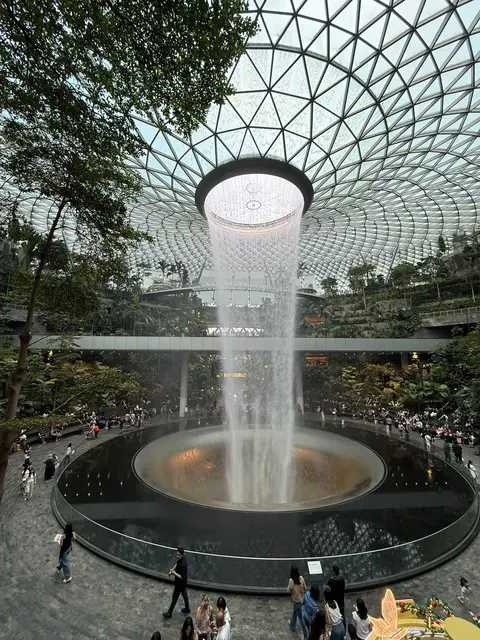 Der berühmte Wasserfall "Rain Vortex" im Jewel Changi Airport in Singapur ist mit 40 Metern Höhe der größte Indoor Wasserfall der Welt | Foto: Privat, 18.08.2026