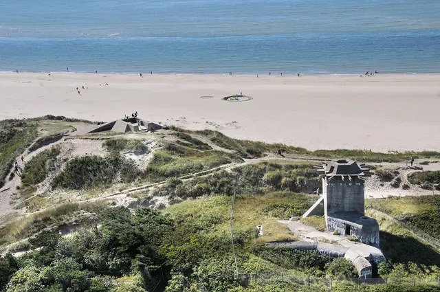 Der Nordseestrand beim Blåvandshuk Fyr (dänischen Westküste) mit den historischen Bunkeranlagen des Atlantikwalls 