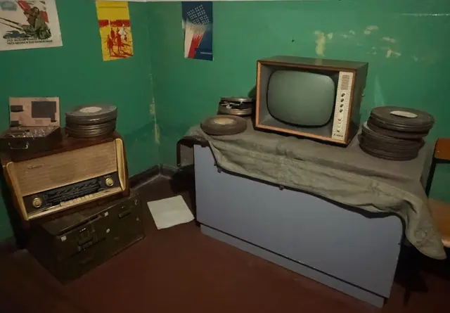 Altes Röhrenradio, klassischer Fernseher und Filmrollen – ein faszinierender Einblick in vergangene Jahrzehnte. | Foto: M.Paltian 
