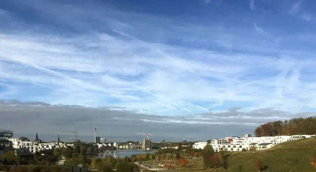 Ein beeindruckender Panoramablick auf das Areal, wo moderne Architektur und Natur ein einstiges Industriegebiet abgelöst haben.