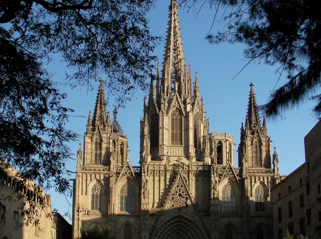 Die Kathedrale Heilig Kreuz und St. Eulalia zu Barcelona, kurz Kathedrale von Barcelona, ist die römisch-katholische Kathedrale des Erzbistums Barcelona. Sie befindet sich am Platz Pla de la Seu im Stadtviertel Barri Gòtic der katalanischen Hauptstadt Barcelona. Der gotische Sakralbau wurde vom 13. bis ins 15. Jahrhundert errichtet und ist die dritte Kirche am gleichen Ort. Ihre Vorgänger waren die alte romanische Kathedrale und zuunterst eine frühchristliche Basilika aus der Zeit vor der westgotischen Herrschaft. Das heutige Erscheinungsbild mit der beeindruckenden Fassade und dem Mittelturm ist viel jünger und stammt von 1886–1913. Das Bauwerk ist als Bien de Interés Cultural und seit dem 2. November 1929 als kunstgeschichtliches Denkmal von nationaler Bedeutung eingestuft.