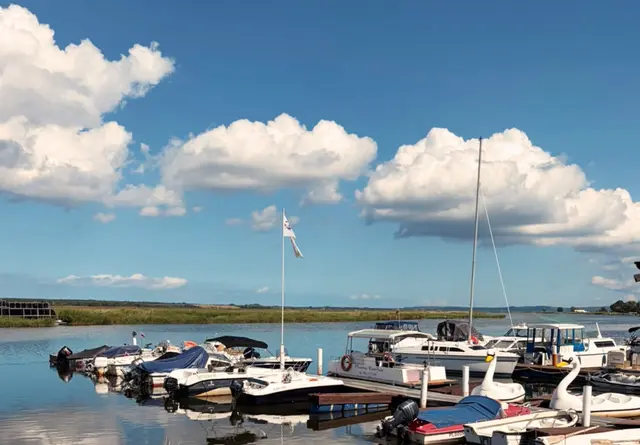 Idyllische Hafenatmosphäre unter blauem Sommerhimmel. | Foto: M.Paltian 