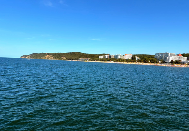 Ein beeindruckender Panoramablick auf das leuchtend blaue Wasser und die imposante Küstenlinie. | Foto: M.Paltian 