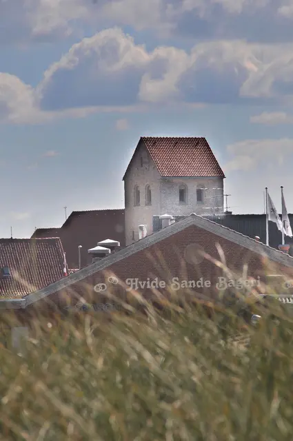 Im Hintergrund dürfte es sich um die Helligaandskirken Hvide Sande handeln