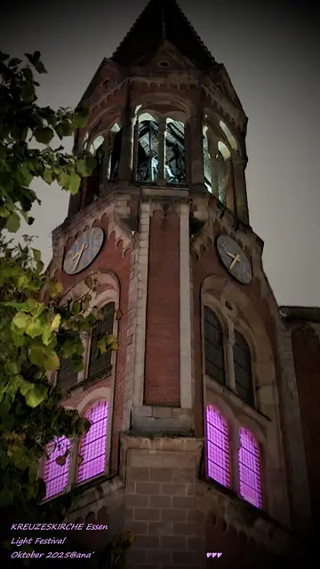 eine
meiner
LieblingsKirchen
in ESSEN♥
Mitten in der Innenstadt
KREZESKIRCHE
(mit einem berühmten JAMES RIZZI-Fenster♥)
... schaut gerne Hier:
https://www.essen-altstadt.de/gemeinde/orte/kreuzeskirche/

mein Foto zeigt die Kirche ...
letzten Herbst beim
Light-Festival Essen (2025)

Oktober 2025@AnastasiA