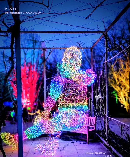...Im Februar...
gibt es in der ESSENER GRUGA´
immer PARKLEUCHTEN ...

in diesem JAHR (2026)...
war auch dieser B U N T E Große mit dabei...
und pausierte in nächster Nähe zum 
ROSENGARTEN
(im GRUGA-Park♥)

HEIMAT!

Essen kann auch schön sein ... ♥♥♥

2026@AnastasiA
